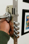 Kit Cerradura KL de Alta Seguridad 4 Bulones/Llave Multipunto/Manijas y Escudo Anti Taladro Macizo - Imagen 3