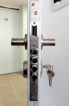 Kit Cerradura KL de Alta Seguridad 4 Bulones/Llave Multipunto/Manijas y Escudo Anti Taladro Macizo - Imagen 7