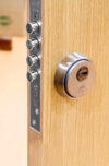 Kit Cerradura AMIG SPAIN de Alta Seguridad 4 Bulones/Llave Multipunto/Manijas Visalock/Escudo Anti Taladro Macizo - Imagen 2