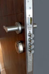 Kit Cerradura AMIG SPAIN de Alta Seguridad 4 Bulones/Llave Multipunto/Manijas Visalock/Escudo Anti Taladro Macizo - Imagen 3